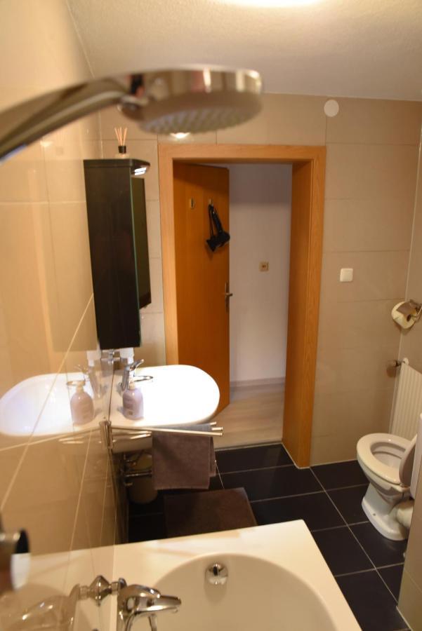 80 M2 Haushaelfte, 3 Zimmer, Parkplaetze, Bis 6 Pers Apartment Waengle Exterior photo